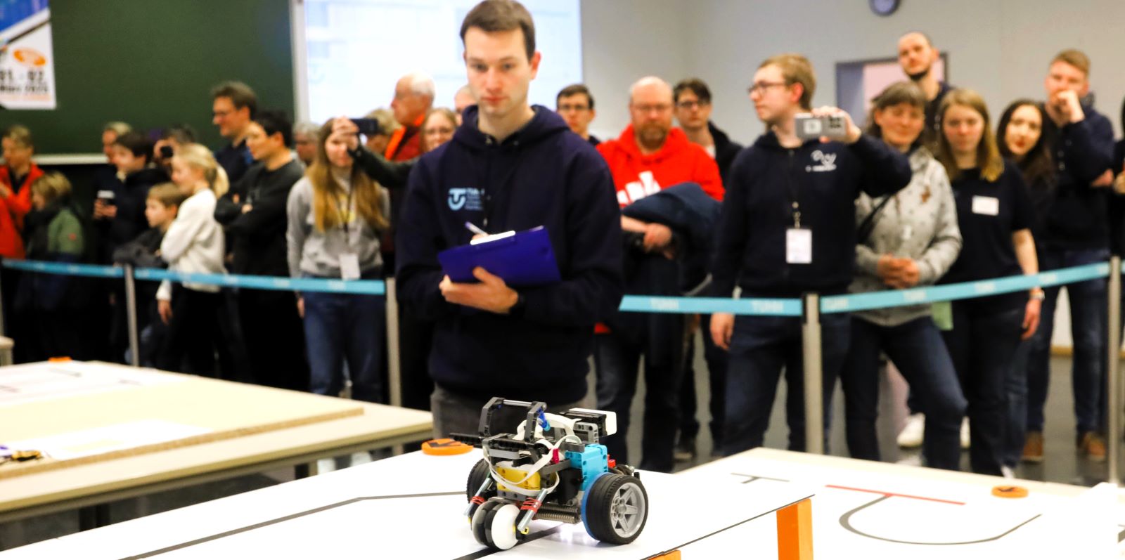 RoboCup-Junior: Jugendliche lassen an der TUHH die Roboter tanzen