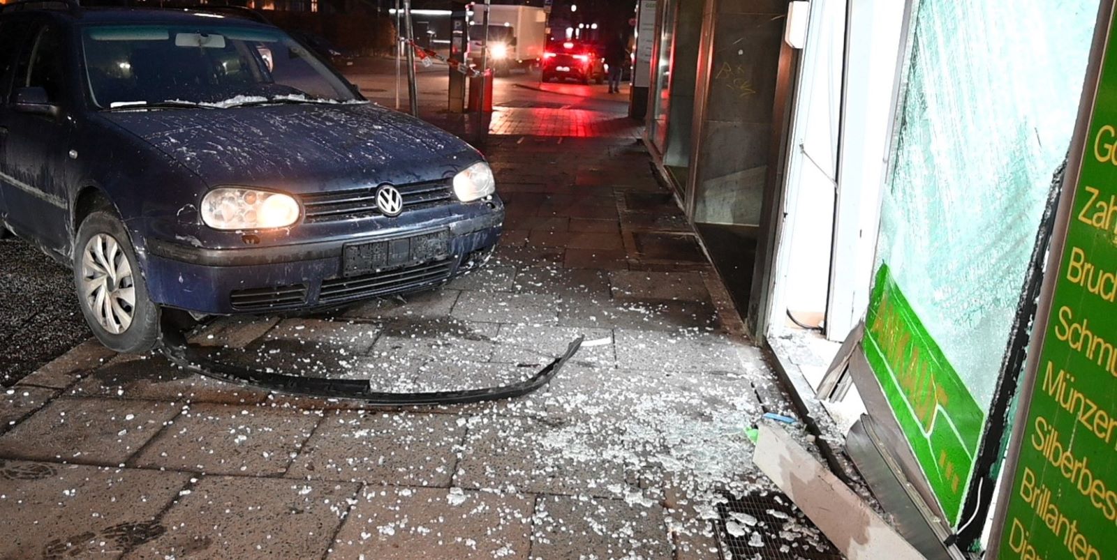 Einbruch mit Pkw in Juweliergeschäft: Polizei nimmt drei Tatverdächtige fest