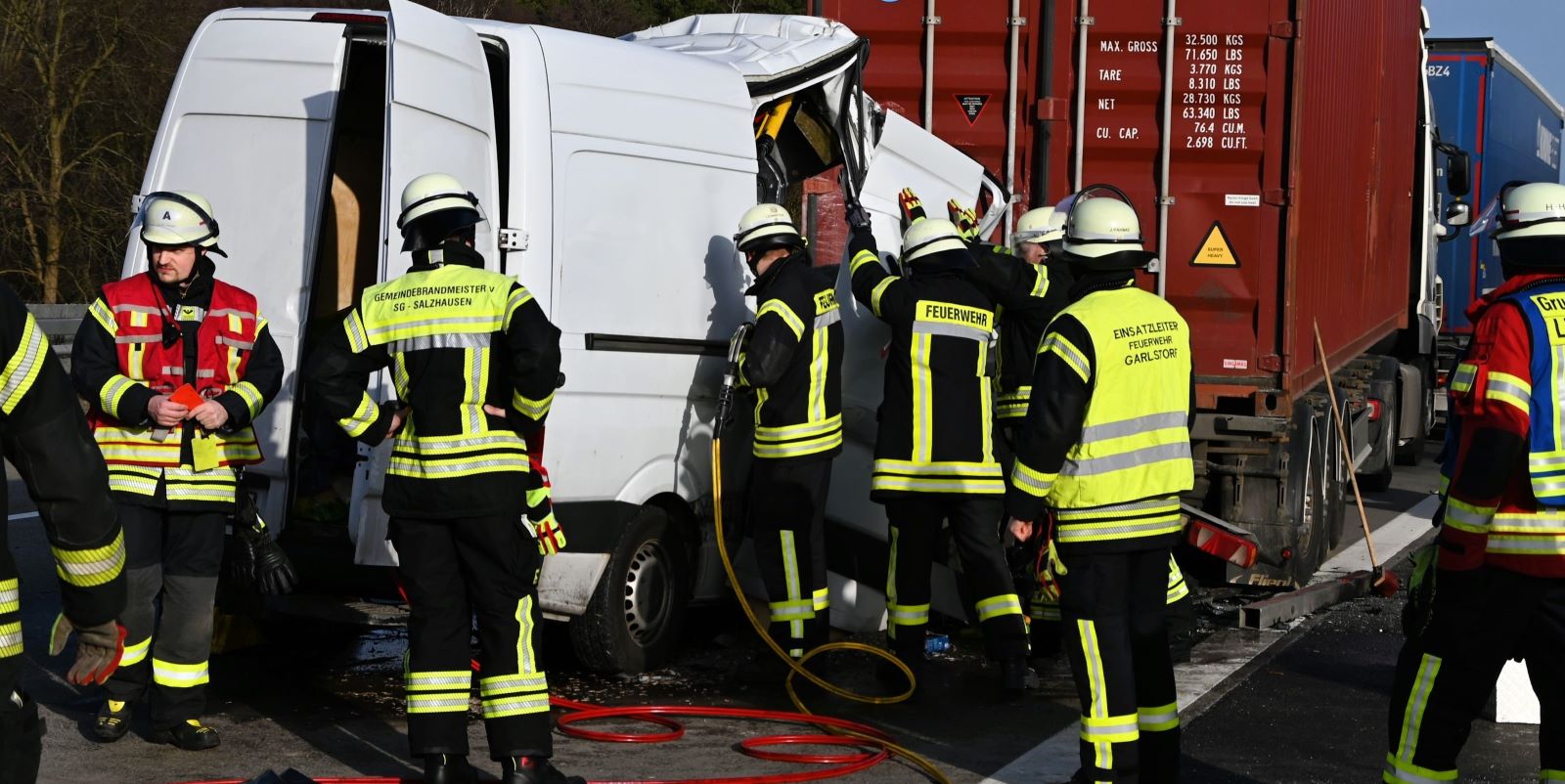 Lieferwagen kracht ungebremst in Lkw: Beifahrer stirbt bei Unfall auf der A7