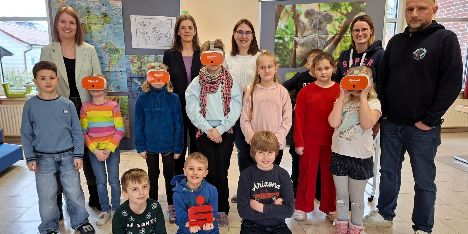 Die Schüler der 3. Klasse präsentieren stolz die neuen VR-Brillen. Mit dabei (hinten, von links): Melanie Turkaly (Sparkasse Harburg-Buxtehude), Mareile Kleemann (Landkreis Harburg), Stella Herrnsdorf (Schulverein Elstorf e.V.) sowie Daniela Oppermann und Dennis Winter (Grundschule Elstorf). Foto: Sparkasse Die Schüler der 3. Klasse präsentieren stolz die neuen VR-Brillen. Mit dabei (hinten, von links): Melanie Turkaly (Sparkasse Harburg-Buxtehude), Mareile Kleemann (Landkreis Harburg), Stella Herrnsdorf (Schulverein Elstorf e.V.) sowie Daniela Oppermann und Dennis Winter (Grundschule Elstorf). Foto: Sparkasse