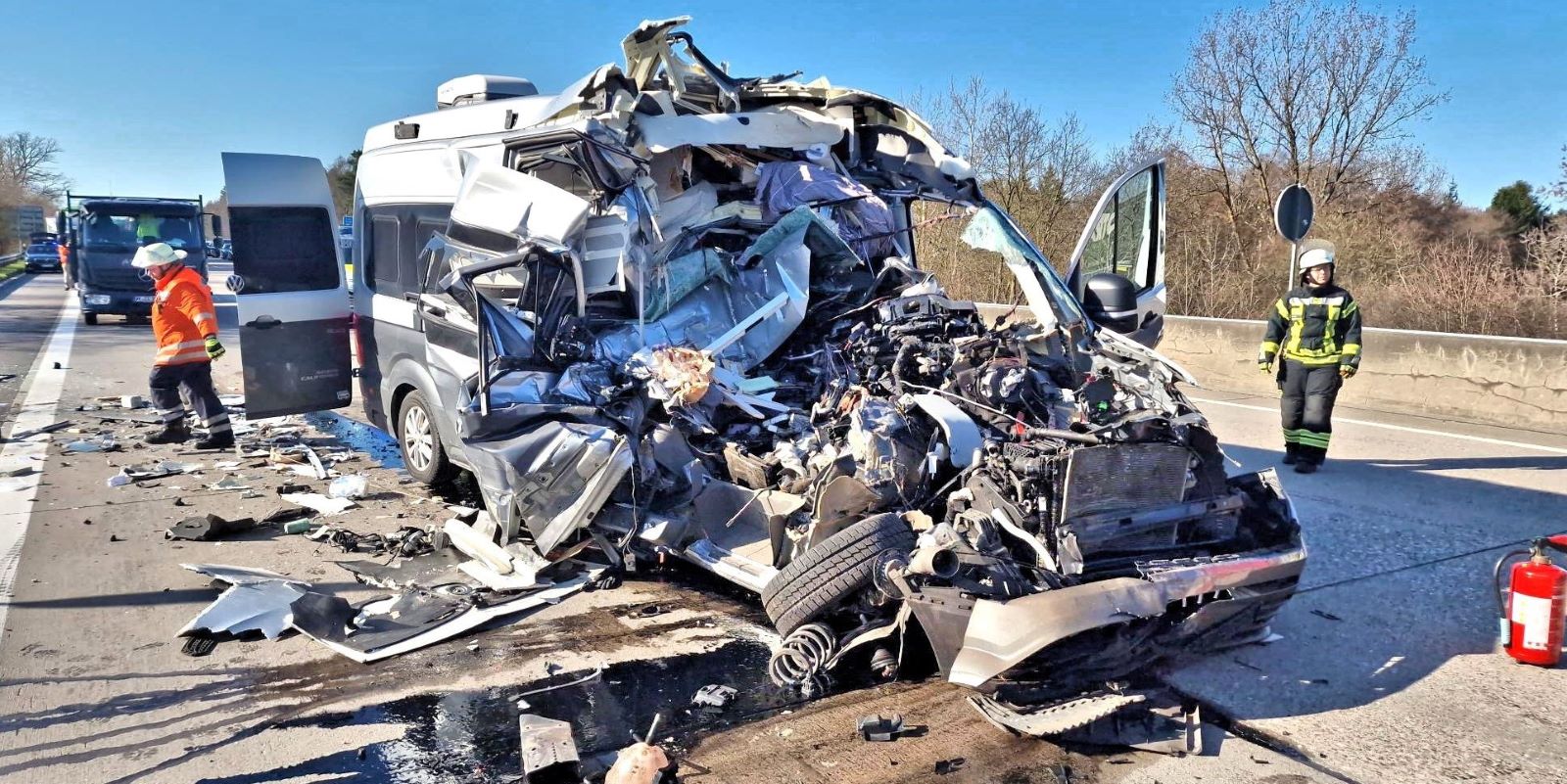 Schwerer Unfall am Stauende:  VW-Camper fährt auf A7 gegen Sattelzug