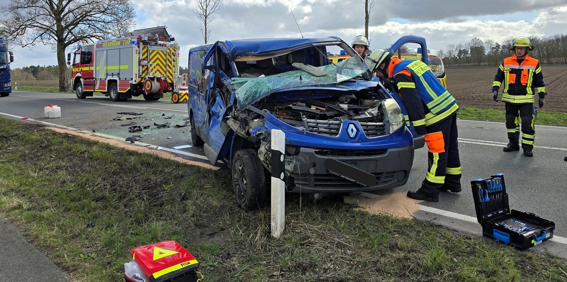 Unfall zwischen Lieferwagen und Trecker: Ein Mann in Maschen schwer verletzt