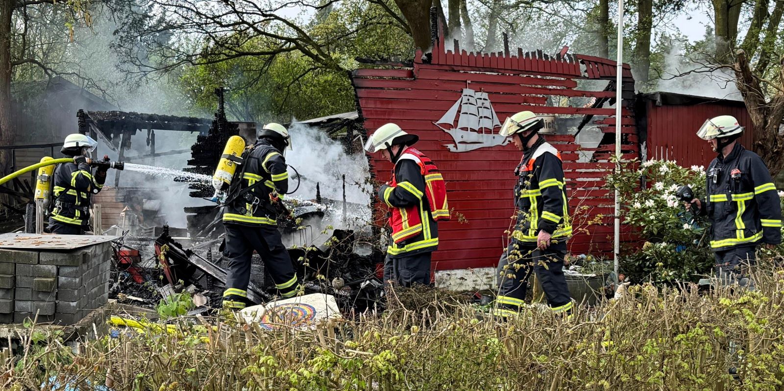 Explosion zerstört Gartenlaube: Feuerwehr verhindert Übergreifen der Flammen