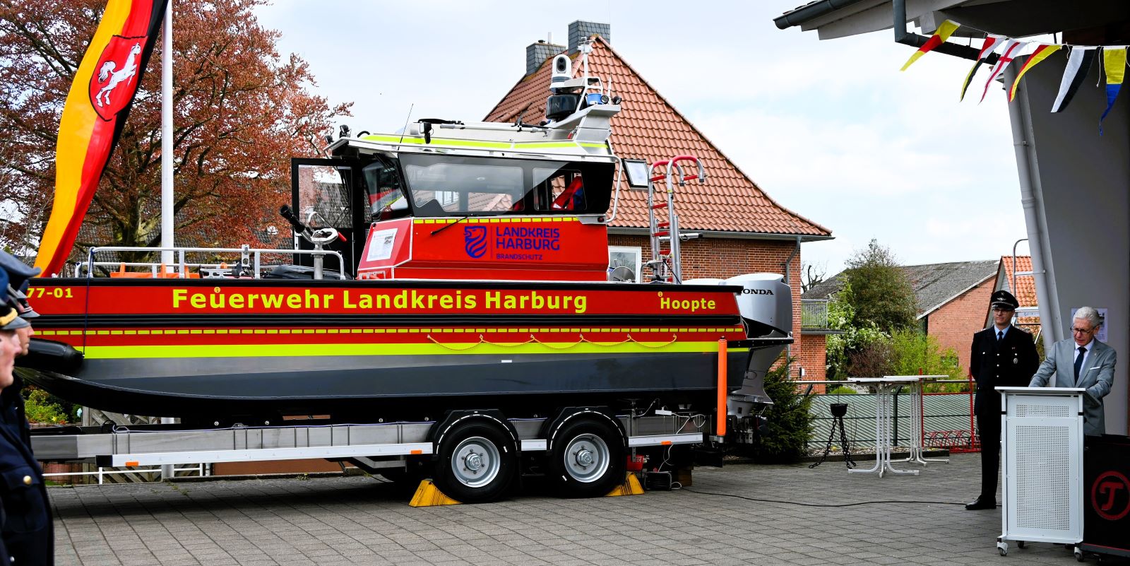 Neues Mehrzweckboot der Kreisfeuerwehr offiziell in Hoopte übergeben