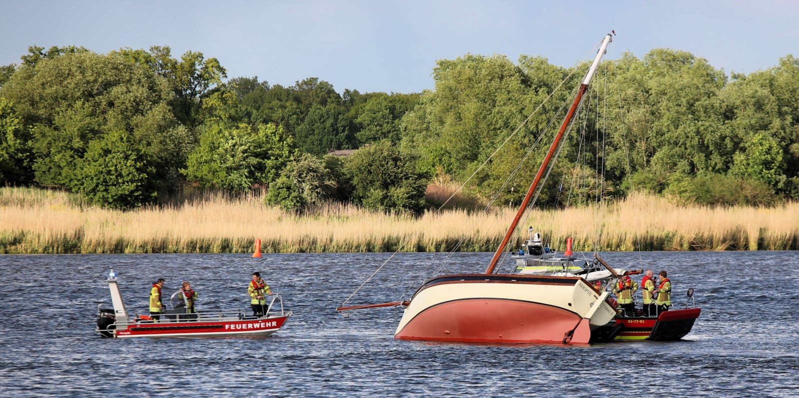 Segelschiff läuft in der Elbe auf Grund: Feuerwehr im Einsatz bei Hoopte