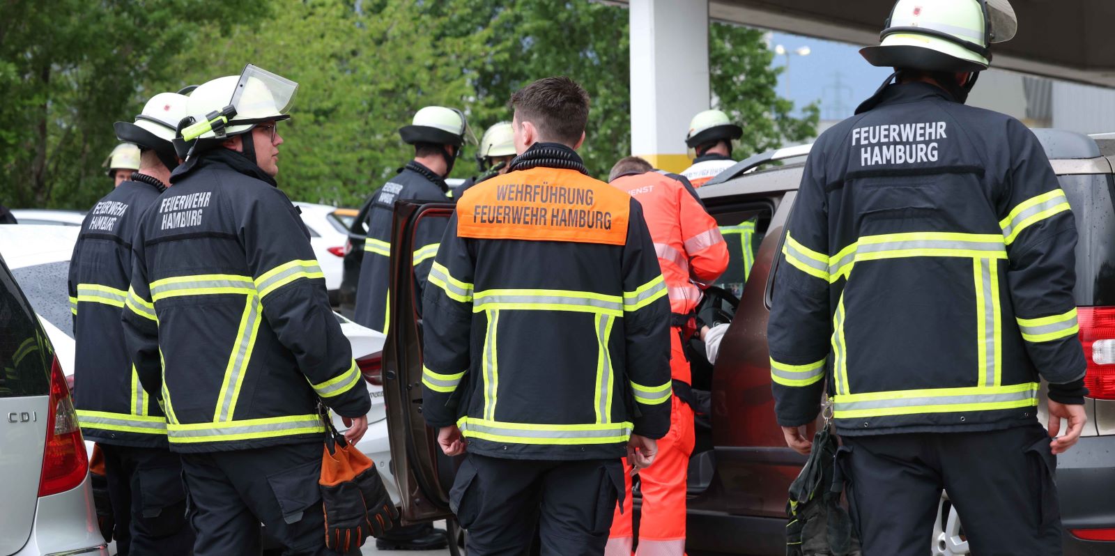 Mann zwischen zwei Autos eingeklemmt: Ungewöhnlicher Einsatz für die Feuerwehr