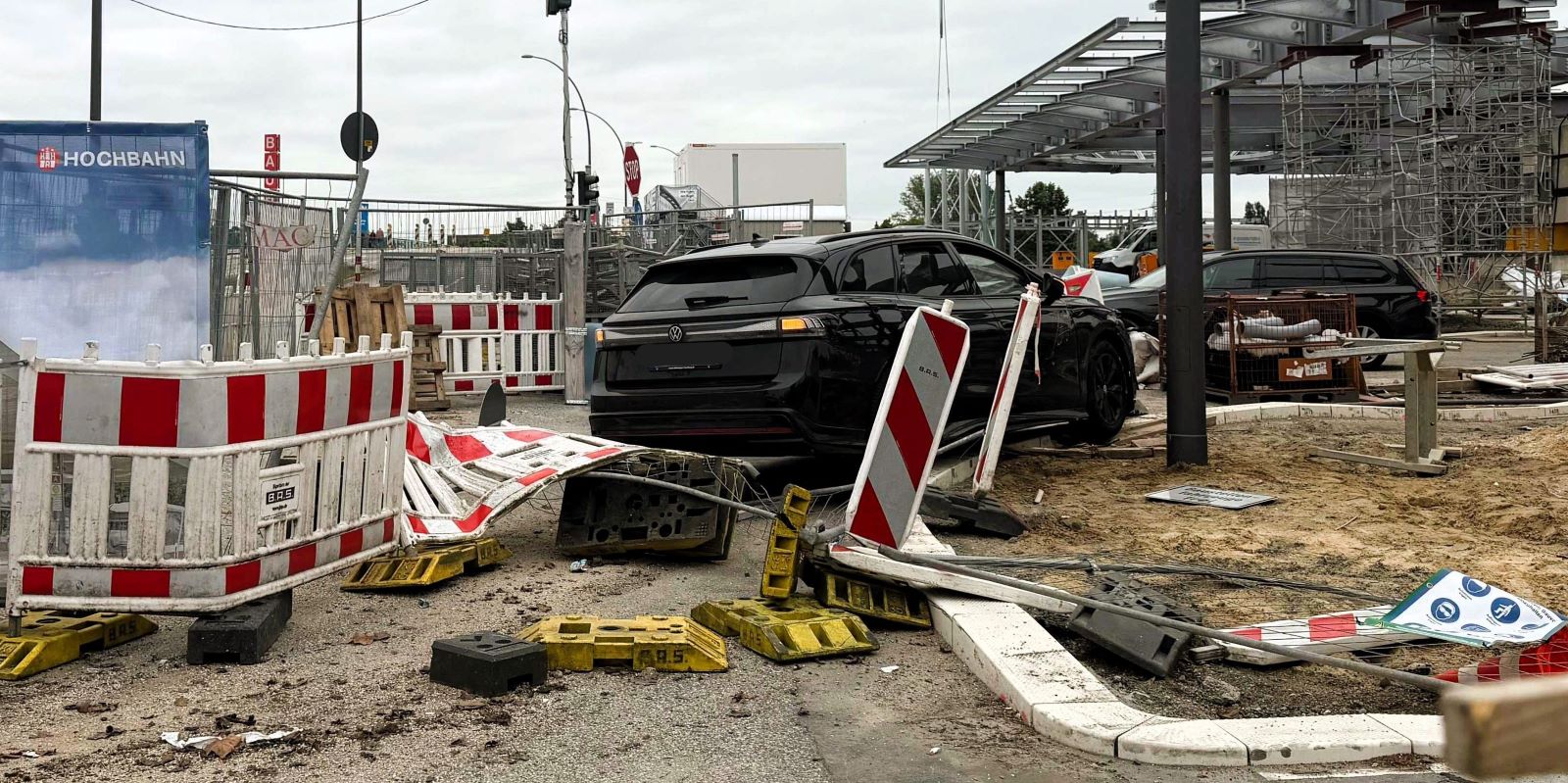 Unfall an Harburgs größter Kreuzung: Auto kracht in ZOB-Baustelle