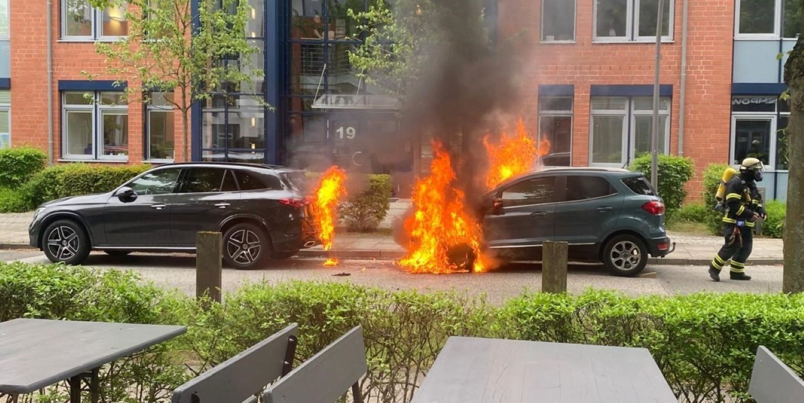 Wieder Autos in Flammen: Feuerwehr löscht Brände im Tempowerkring und in Maschen