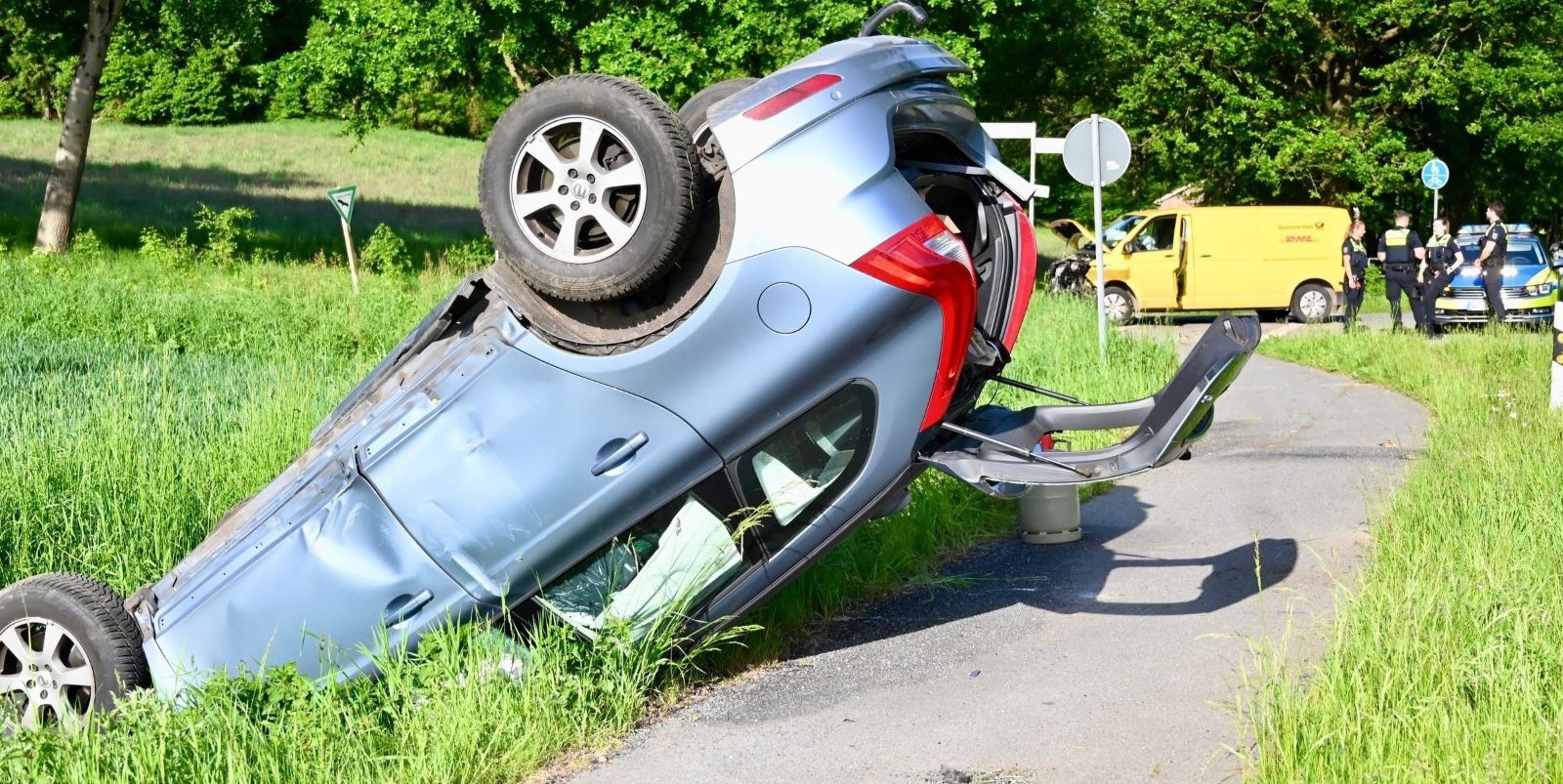 Frontalzusammenstoß im Berufsverkehr – Volvo überschlägt sich