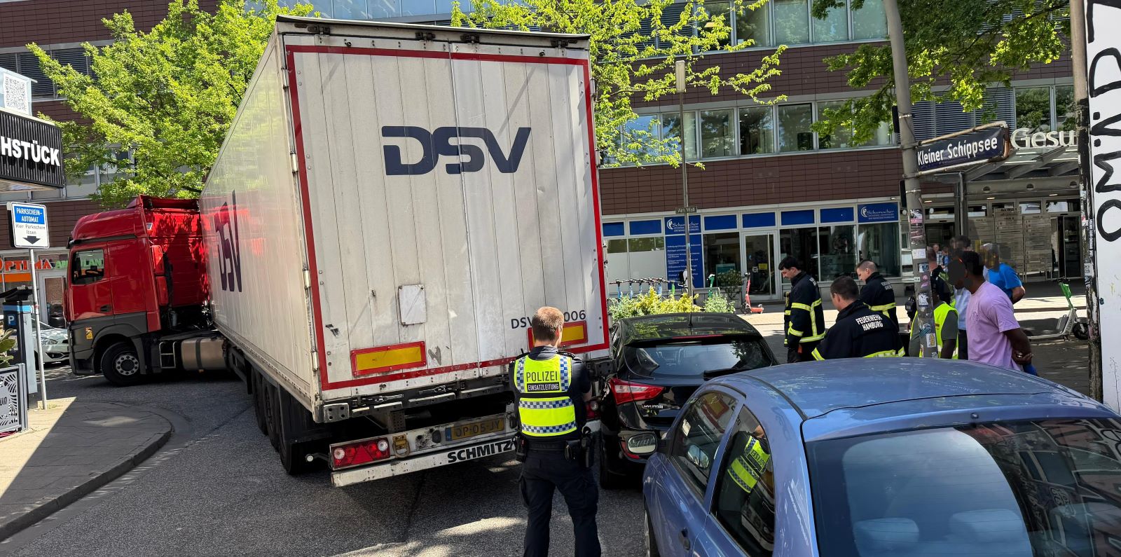 Zu lang für den Kleinen Schippsee: Lkw verkeilt sich und sorgt für Verkehrschaos