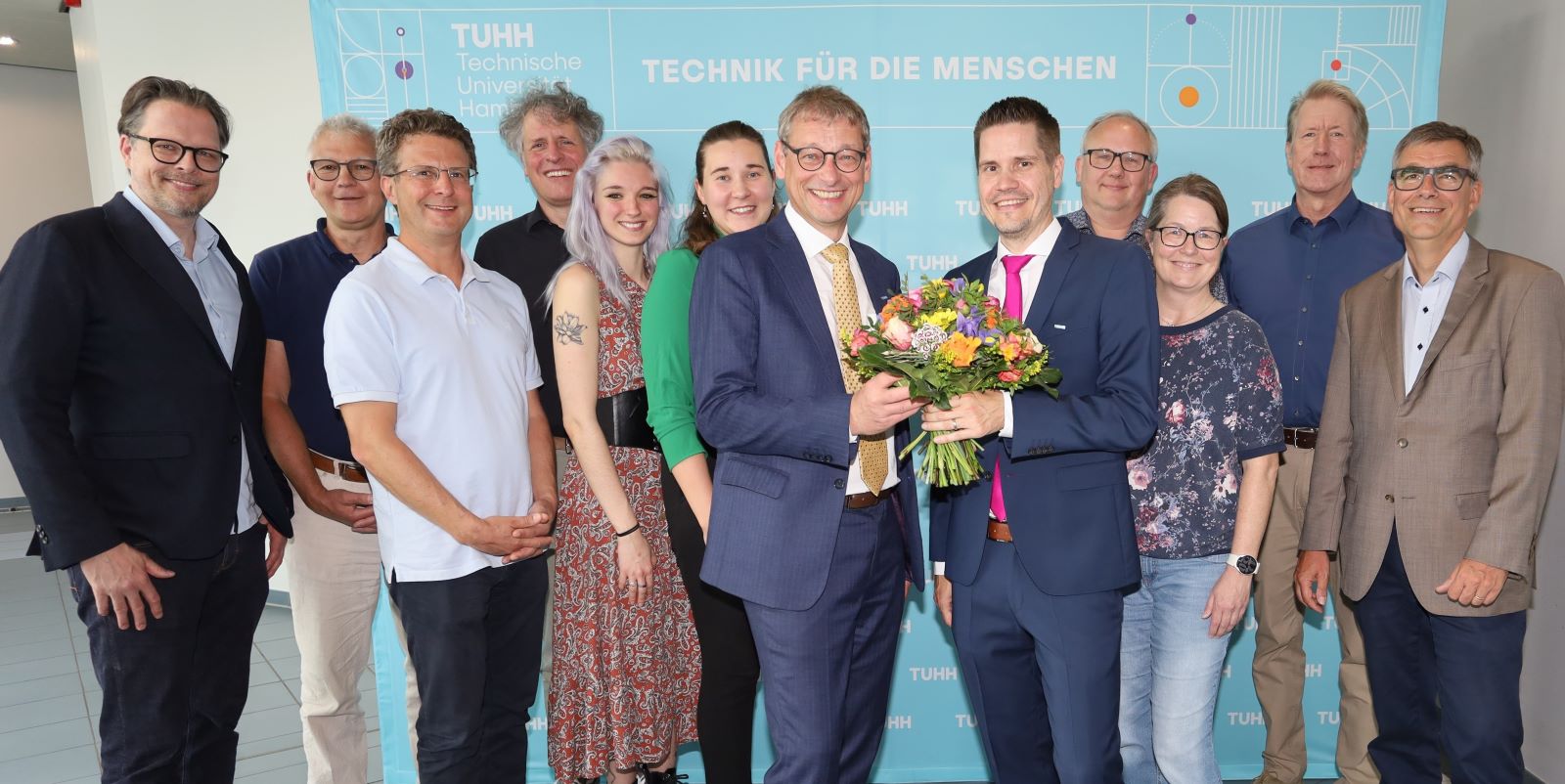 Die Mitglieder des Akademischen Senats beglückwünschen Prof. Andreas Timm-Giel (7. v. l.) zur Wiederbestellung als Präsident der TU Hamburg. Foto: TU Hamburg Die Mitglieder des Akademischen Senats beglückwünschen Prof. Andreas Timm-Giel (7. v. l.) zur Wiederbestellung als Präsident der TU Hamburg. Foto: TU Hamburg
