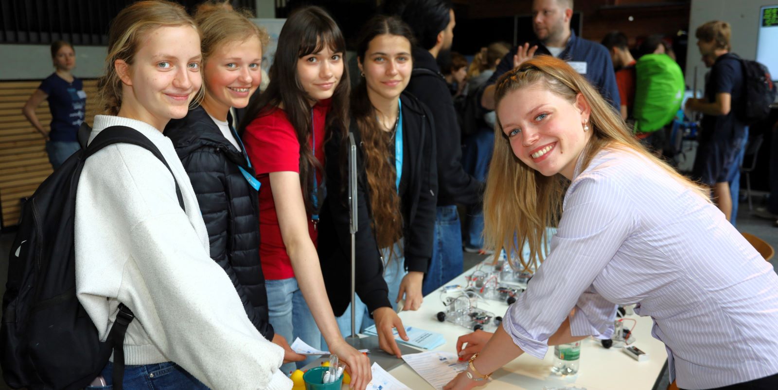 Vom Probieren zum Studieren: MINT-Experience Day lockt über 450 Schüler an die TU