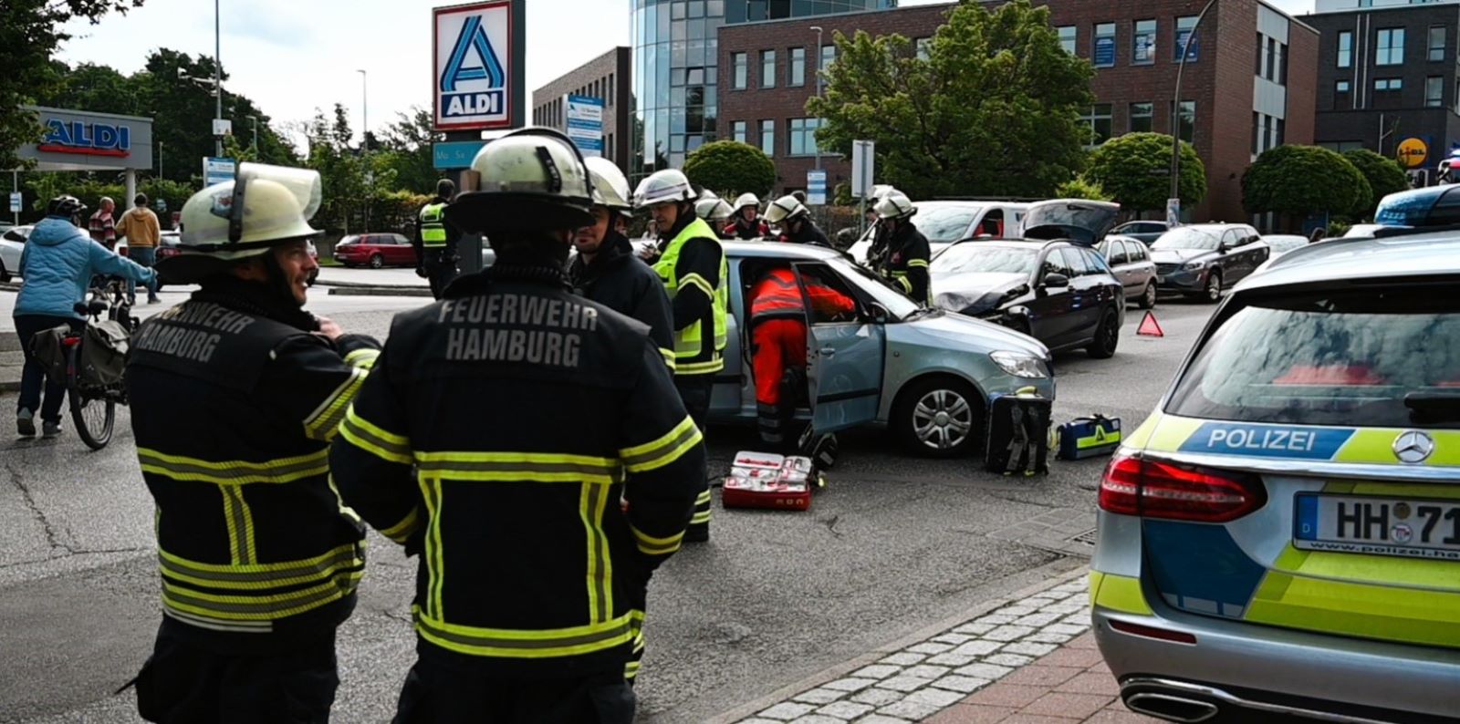 72-Jährige bei Unfall in Rönneburg schwer verletzt: Feuerwehr befreit Fahrerin