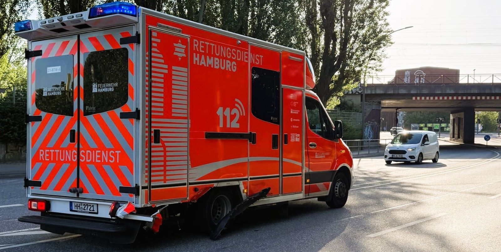 Unfall mit Rettungswagen auf Einsatzfahrt: Zusammenstoß mit Pkw in Neuland