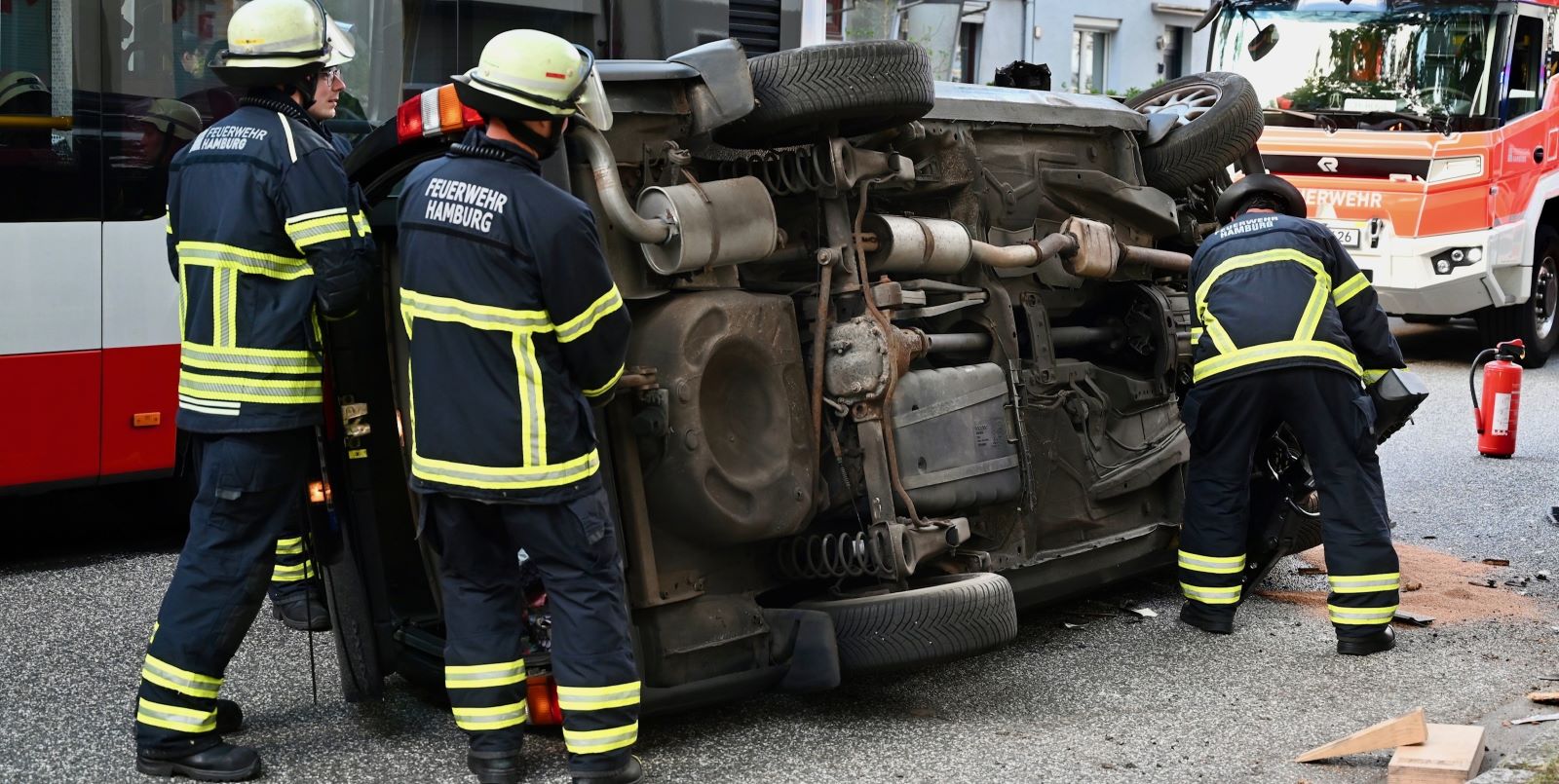 Der Wagen stieß gegen den Bordstein, prallte anschließend gegen einen Straßenbaum und kippte daraufhin auf die Fahrerseite. Foto: Lenthe-Medien