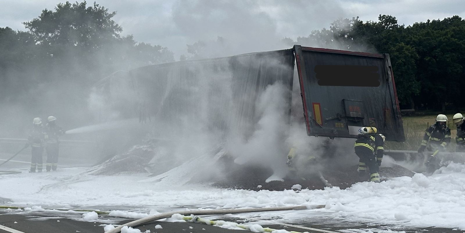 Die Löscharbeiten auf der  A1. Foto: Polizei