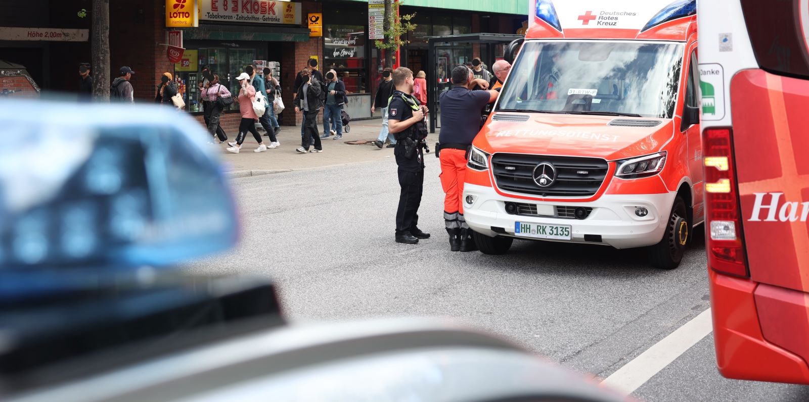 Drei Verletzte nach abrupter Busbremsung: Einsatzkräfte am Harburger Ring. Foto: Lenthe-Medien/Reimer