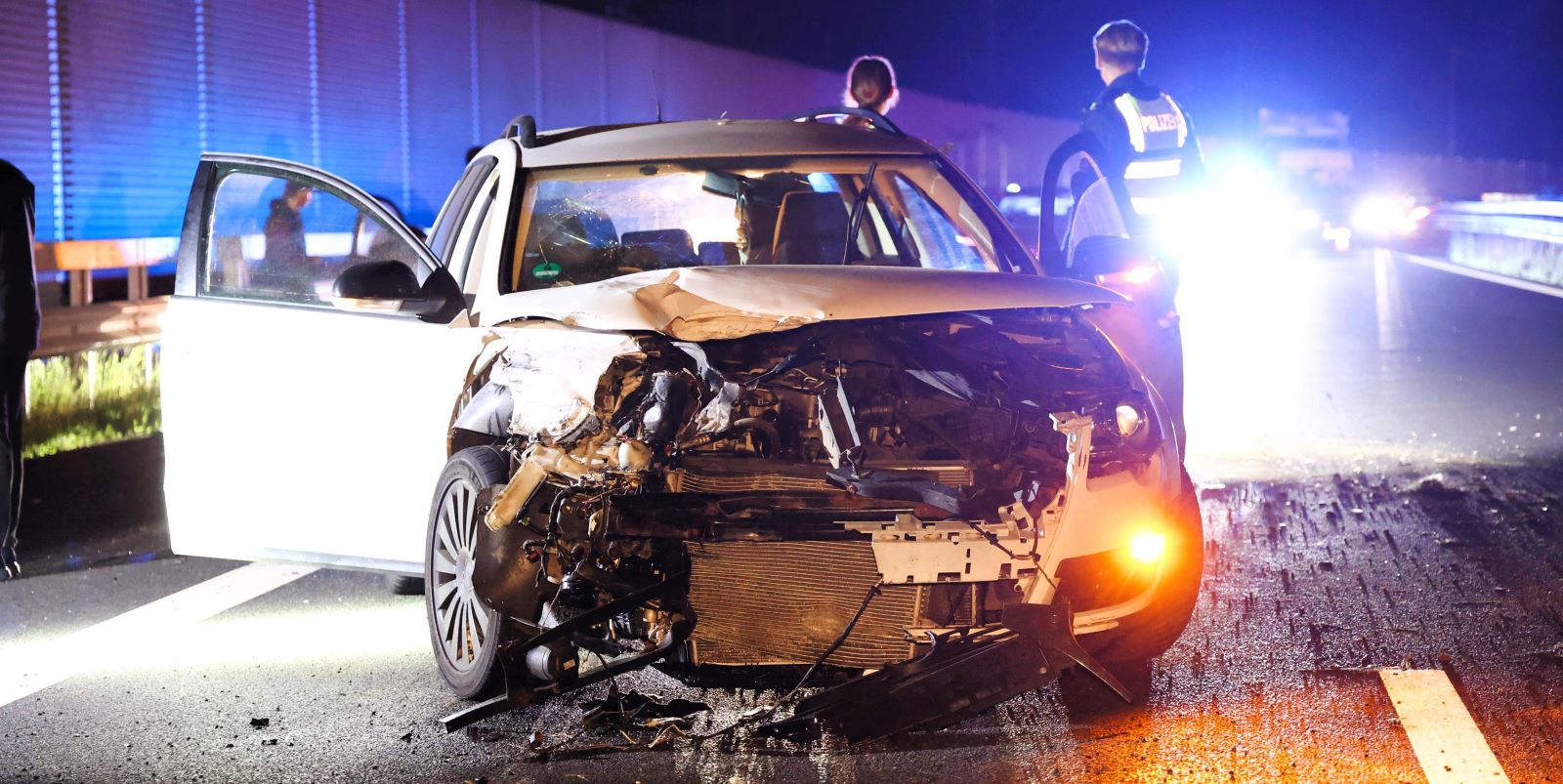 Das Fahrzeug kam aus ungeklärter Ursache von der Fahrbahn ab und schlug mit großer Wucht in die Schutzplanke ein. Foto: Lenthe-Medien/Presang
