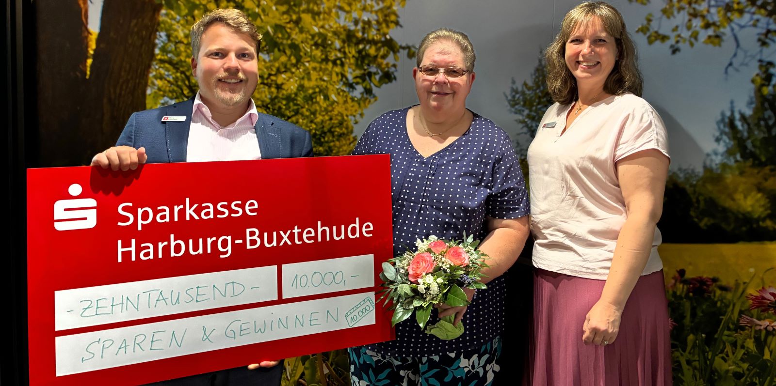 Regionalleiter Matty Neumann und Kundenberaterin Nadine Engel übergaben Ellen Holst den symbolischen Scheck. Foto: Sparkasse