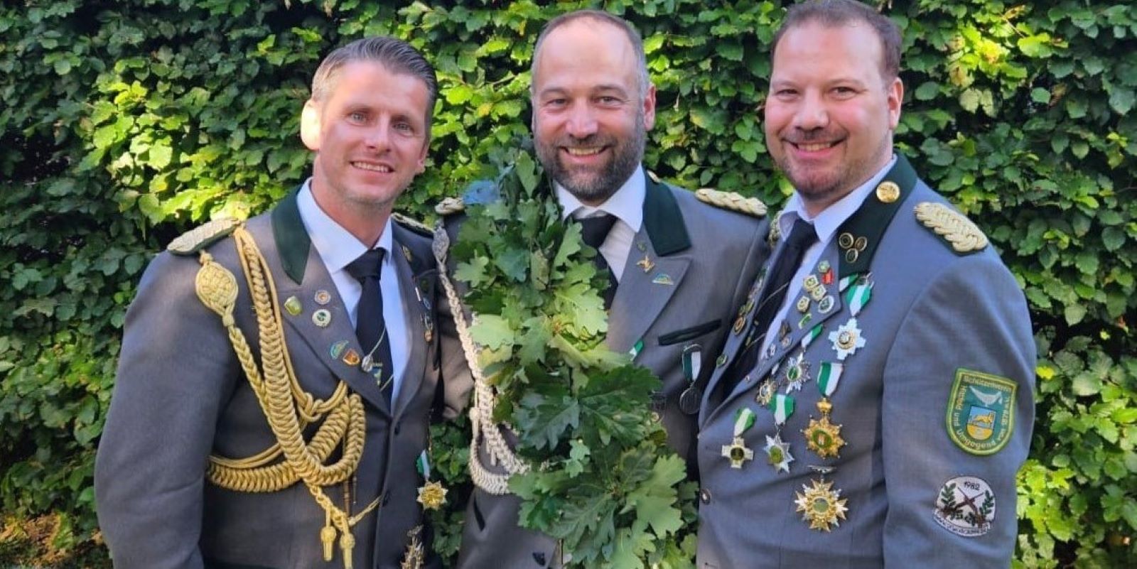 Das Regierungsjahr von König Timo Röntsch (Mitte) und seinen Adjutanten, Jörg Hartmann (links) und Sebastian Winter, neigt sich dem Ende zu. Foto: SV Hittfeld