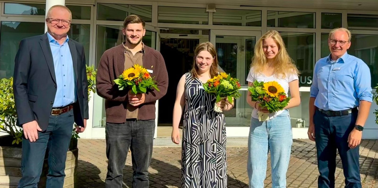 Die neuen Azubis werden im Rathaus begrüßt: Mike Wille (v.l. Allgemeiner Verwaltungsvertreter), Almir Pepic, Mia Poncza, Livia Ratzka und Maic Häßler, Leitung Personalabteilung. Foto: Gemeinde Seevetal