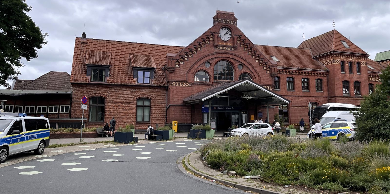 Ein betrunkener Mann musste am Dienstag von der Bundespolizei am Bahnhof Harburg in Gewahrsam genommen werden. Foto: Christian Bittcher