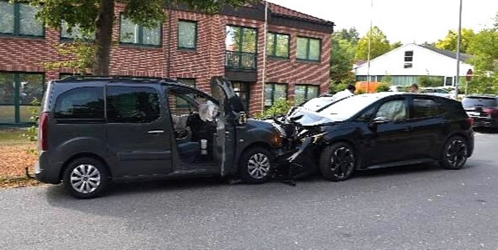 In Jesteburg kam es am Dienstag zu einem Frontalzusammenstoß zwischen zwei Autos im Bereich der Straße Allerbeksring. Foto: Polizei