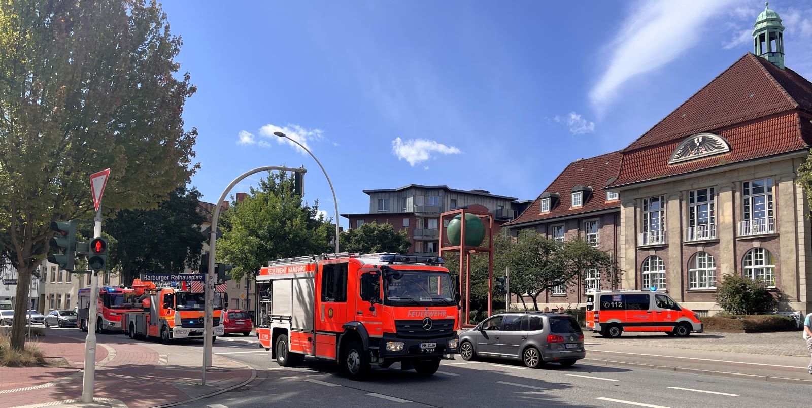 Großeinsatz der Feuerwehr am ehemaligen Harburger Standesamt. Foto: Christian Bittcher 