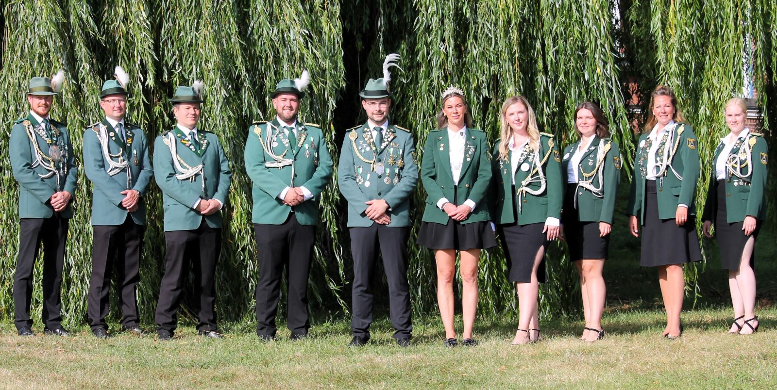 Schützenkönig Niclas Annen und Damenkönigin Janika Bruger (beide mittig) mit ihren Adjutanten. Foto: pr
