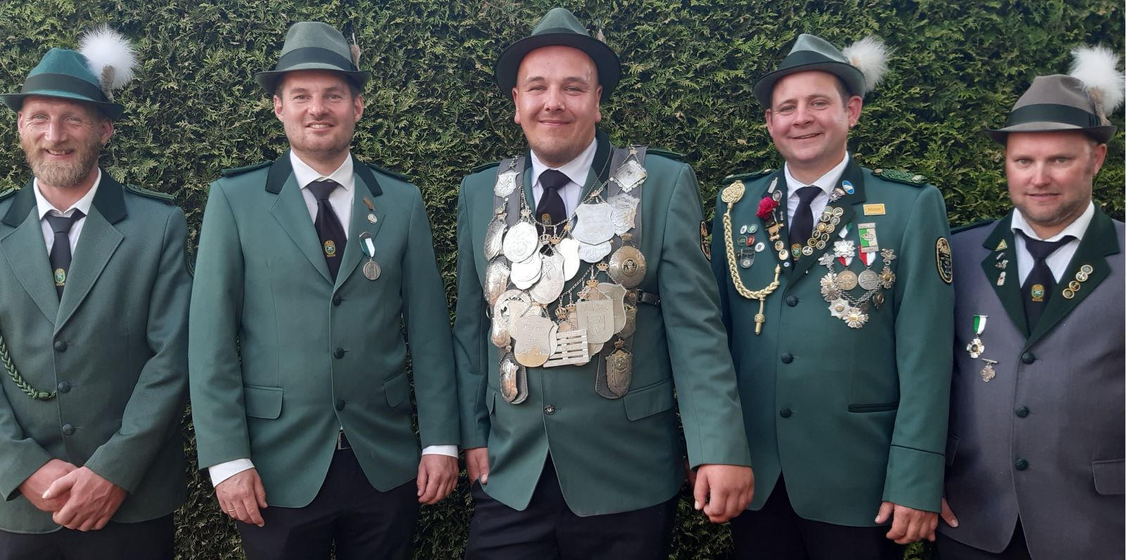 Der neue König und seine Adjus: Sebastian Köhler (v.l.), Tim Langerbein, Torben Riege, Kevin Riege und Lars Flügge. Foto: Olaf Schmerling/Schützenverein Moor