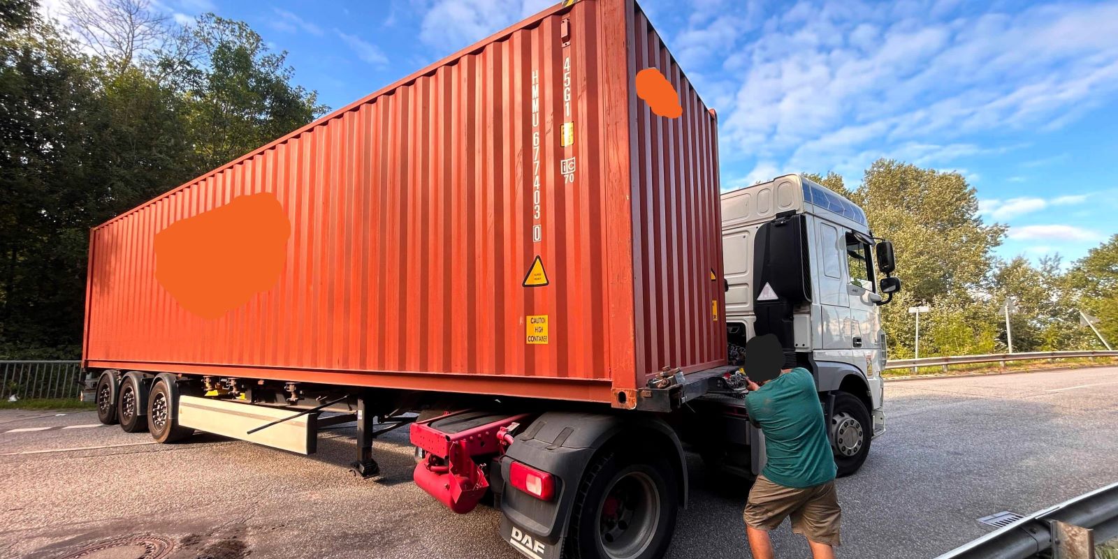 Ein verkeilter Sattelschlepper hat am Freitagnachmittag den Moorburger  Elbdeich in Harburg für rund zwei Stunden vollständig blockiert. Foto: Lenthe-Medien/Presang