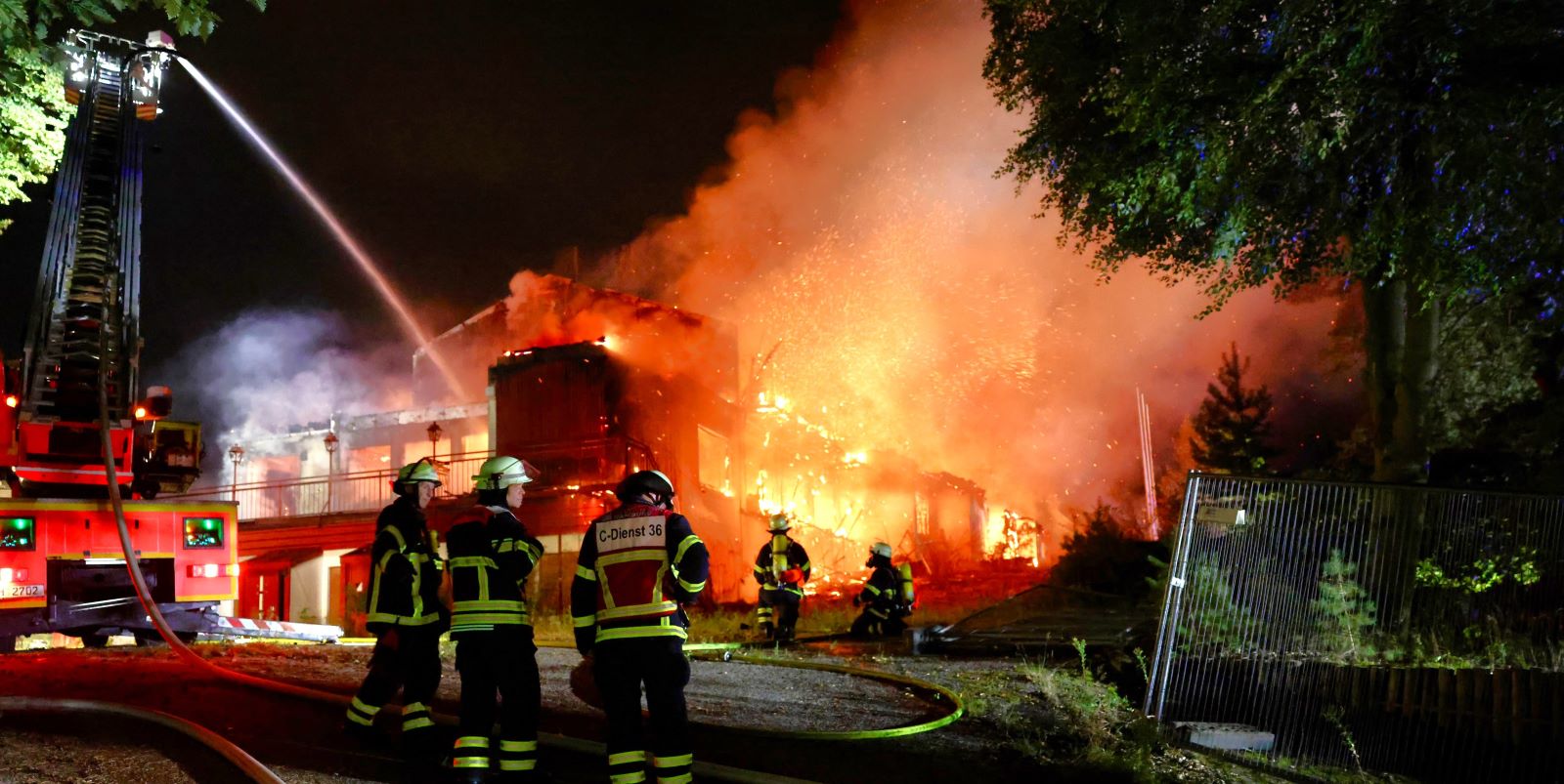Die Brandbekämpfung wurde mit mehreren Strahlrohren vom Boden und über zwei Drehleitern der Feuerwehr eingeleitet. Foto: Lenthe-Medien/Reimer