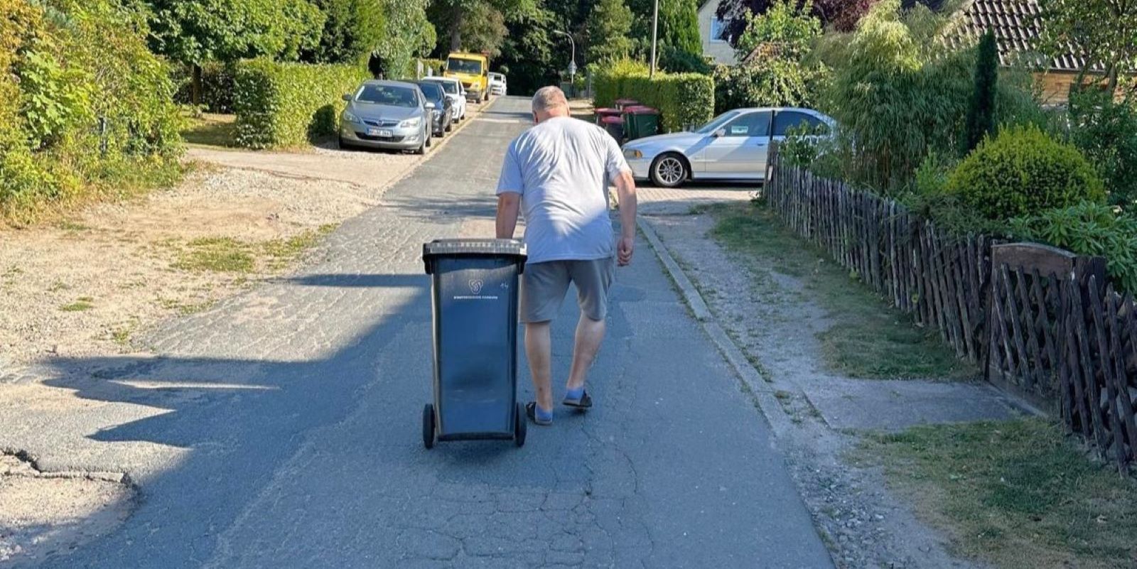 Jeden Mittwoch das gleiche Bild: Die Anwohner müssen ihre schweren Mülltonnen die sehr steile und eben auch steinige Straße hochziehen. Foto: pr