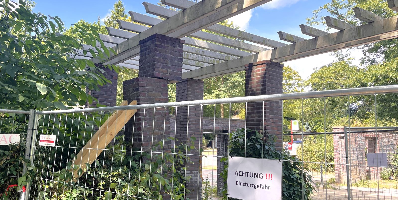 Einsturzgefahr am Stadtpark: Eingangsportal am Marmstorfer Weg wurde bei Arbeiten beschädigt. Foto: Christian Bittcher