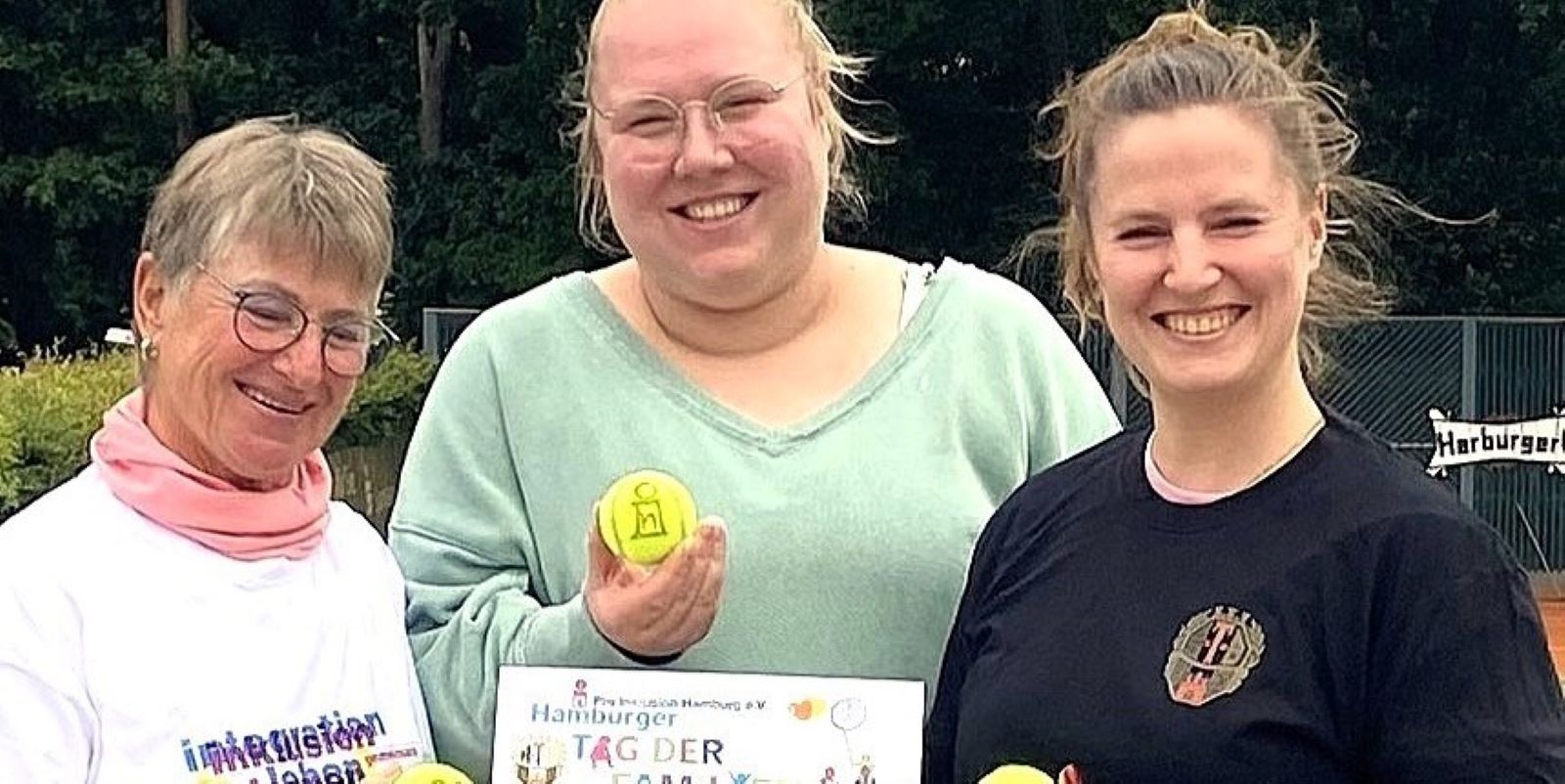 Sie sind das Orga-Team vom inklusiven Sommerfest: Viola, Johanna und Carla. Foto: HTB 