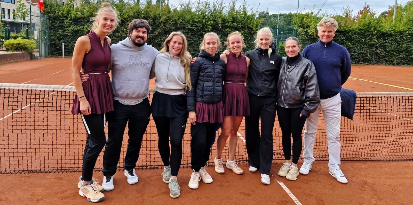 Abschied auf dem Tennisplatz: Eva Kreyenbrink (4. von rechts) im Kreise Ihrer Mannschaft. Foto: privat