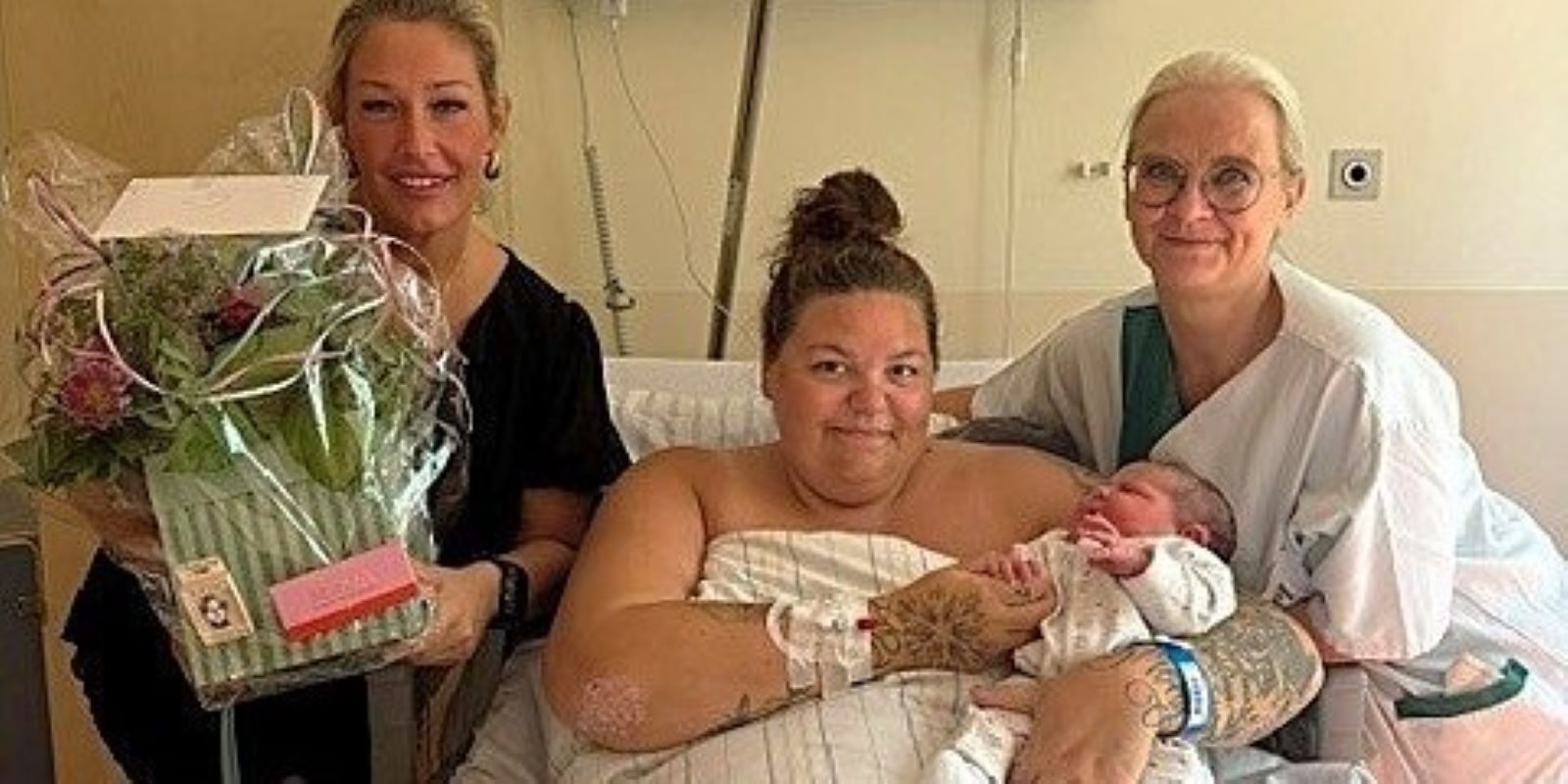 Herzliche Glückwünsche wurden der frischgebackenen Mutter überbracht von Pflegedirektorin Ornela Dukic (links) und Stationsleitung der Entbindungsstation Doreen Czerner (rechts). Foto: Helios Mariahilf Klinik