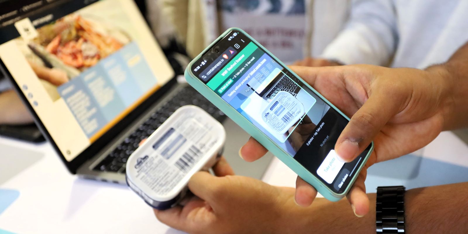 Per Handyfoto werden relevante Informationen von Fischverpackungen erfasst und mit der Bewertungsdatenbank „WWF Fischratgeber“ abgeglichen. Foto: TUHH/Bittcher