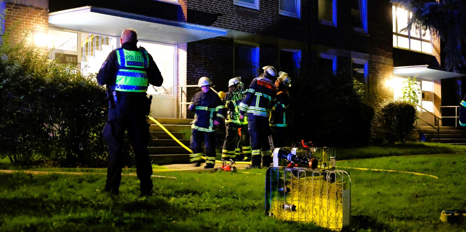 Bei einem Wohnungsbrand in der Korallusstraße ist in der Nacht zum  Freitag ein Mensch leicht verletzt ins Krankenhaus gebracht worden. Foto:  Lenthe-Medien/Hingeberg-Pedersen