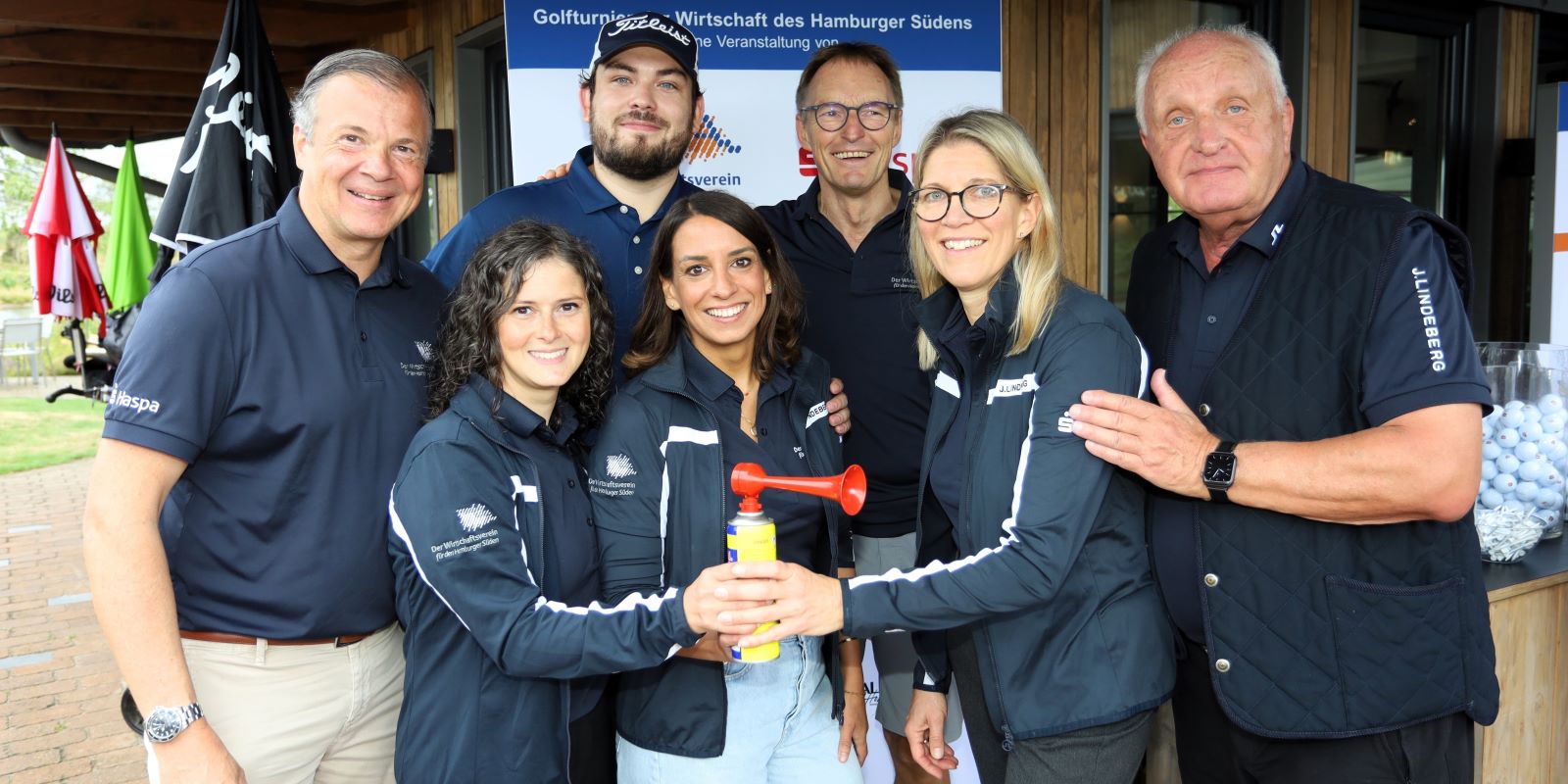 Das Organisations-Team mit Arnold Mergell (v.l.),  Nuray Schulz, Dennis Peters,  Natascha Muthreja, Arent Bolte, Nicole Jührend und Jochen Winand gibt mit dem Signalhorn den Startschuss zum Golfturnier. Fotos: Christian Bittcher