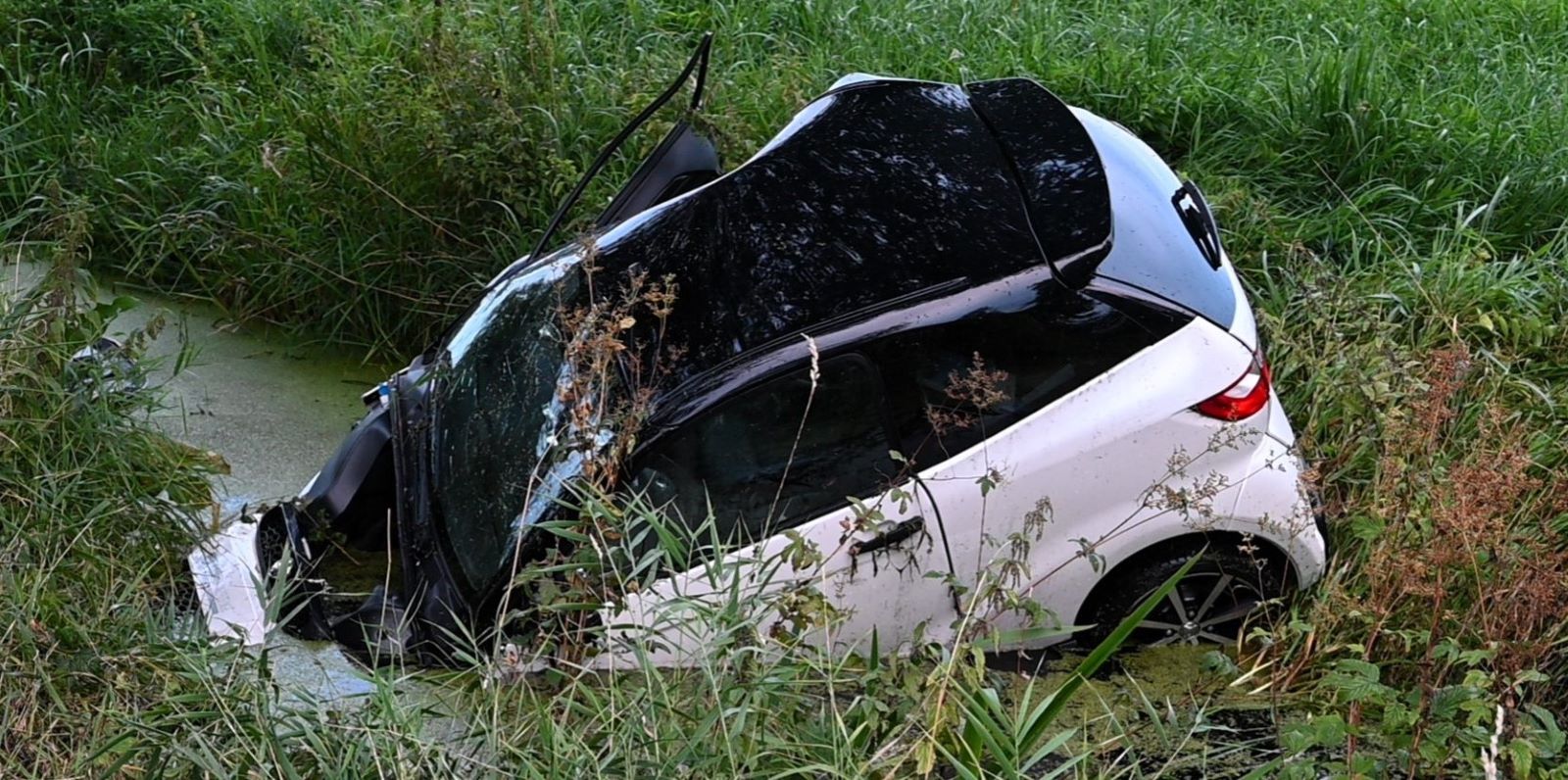 Der Wagen rutschte auf dem Großoordamm in einen Straßengraben. Foto: Lenthe-Medien