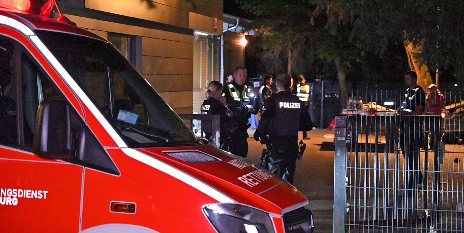 Die Polizei rückte mit einem Großaufgebot an und suchte rund eine Stunde lang im Umfeld nach den flüchtigen Tätern. Foto: Lenthe-Medien