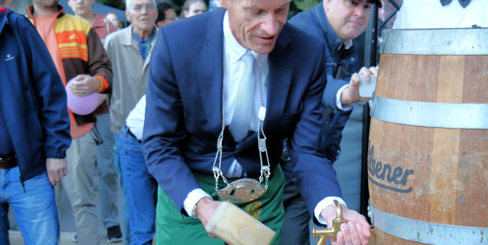 Auf dem Rathausplatz sticht Bürgermeister Röhse dann das erste Bierfass an. Foto: pr