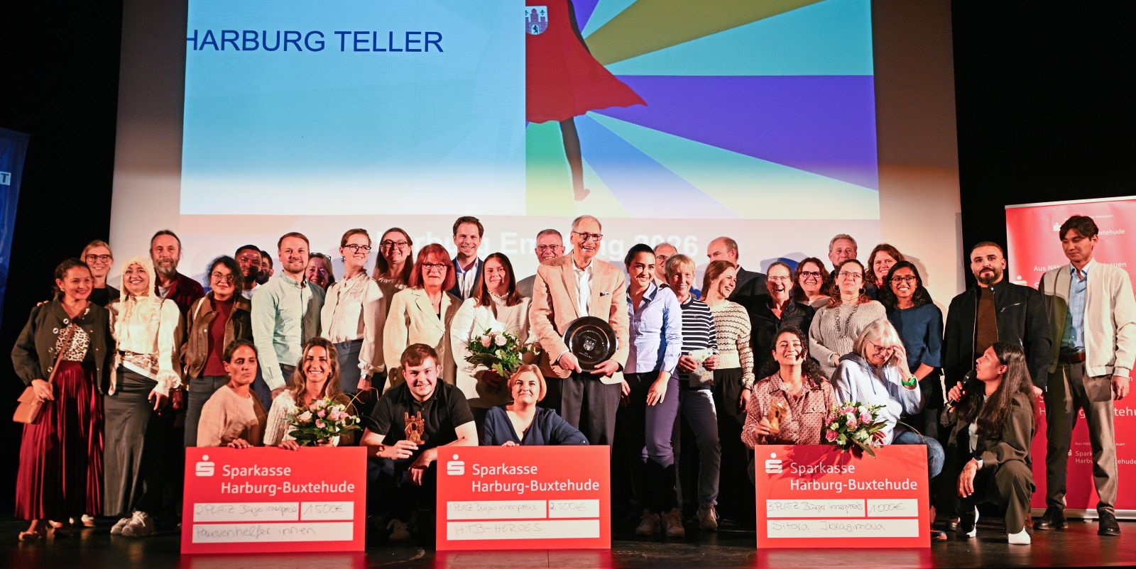 Gruppenfoto mit allen Nominierten, Preisträgern und Laudatoren. Foto: Lenthe-Medien