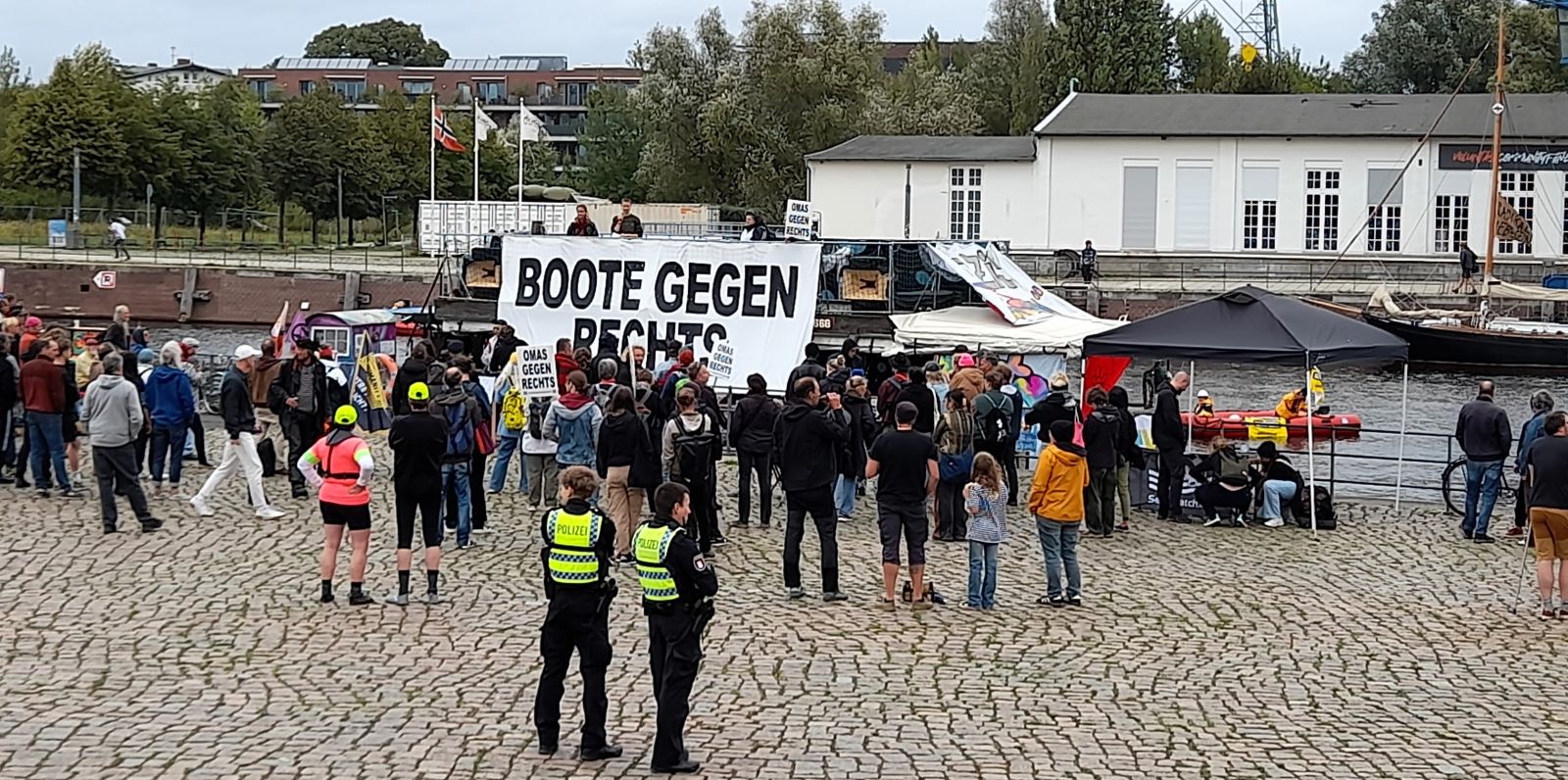 Kurz nach 15 Uhr erreichte die schwimmende Demonstration den Kanalplatz, wo eine Kundgebung mit Redebeiträgen und Live-Musik stattfand.Foto: Gisbert Vokrap