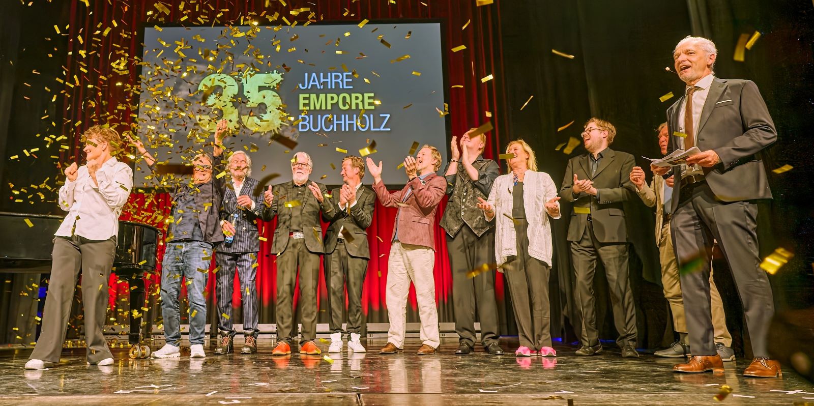  Zur Jubiläumsgala kamen zahlreiche Künstler zusammen, die dem Haus über Jahre verbunden sind. Foto: Heini Helms 