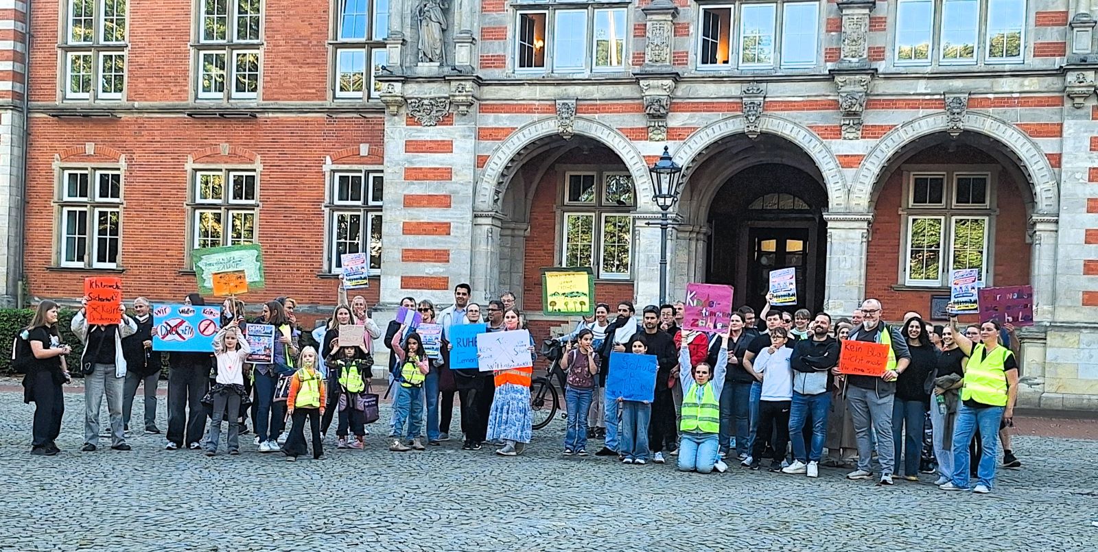 Die Teilnehmer der Demo vor dem Rathaus. Foto: pr