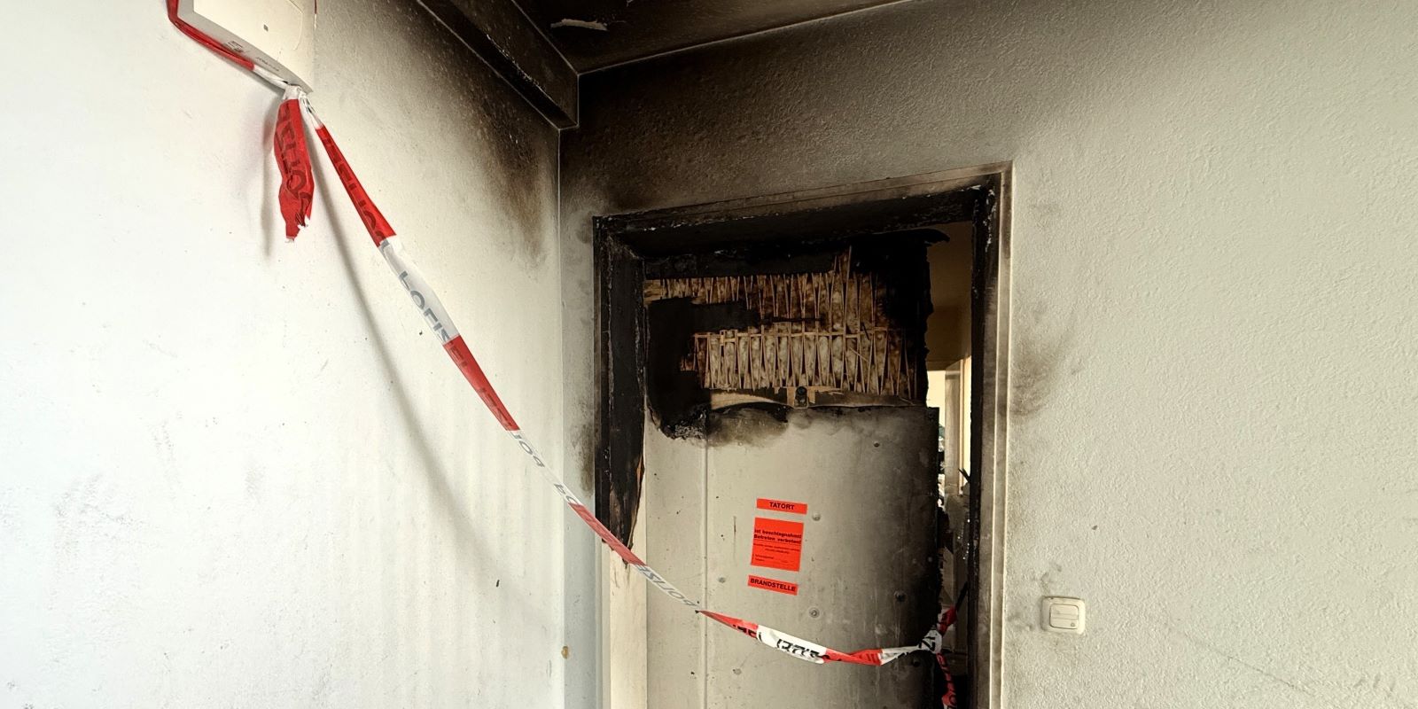 Bei einem nächtlichen Feuer im Hanhoopsfeld in Hamburg-Wilstorf hat die Feuerwehr 21 Bewohnerinnen und Bewohner aus einem Mehrfamilienhaus gerettet.  Foto: Lenthe-Medien