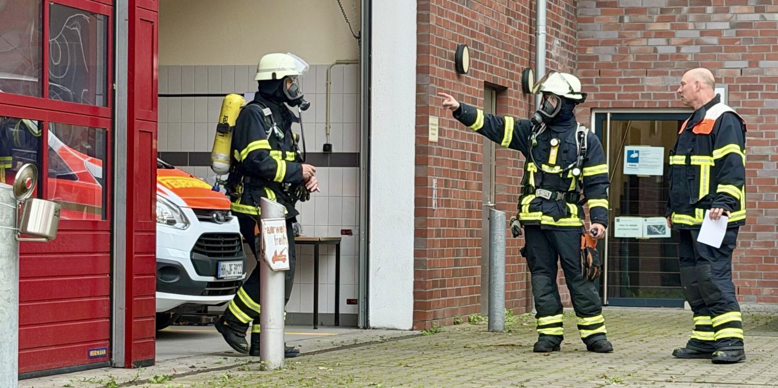 Wenn die Feuerwehr selbst die Feuerwehr rufen muss: Zu einem ungewöhnlichen Einsatz ist die Berufsfeuerwehr am Montag gegen 12.10 Uhr zum Gerätehaus der Freiwilligen Feuerwehr Harburg im Helmsweg ausgerückt. Foto: Lenthe-Medien
