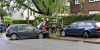 Die Kontrolle verloren: Pkw rammt parkende Autos und Straßenbaum